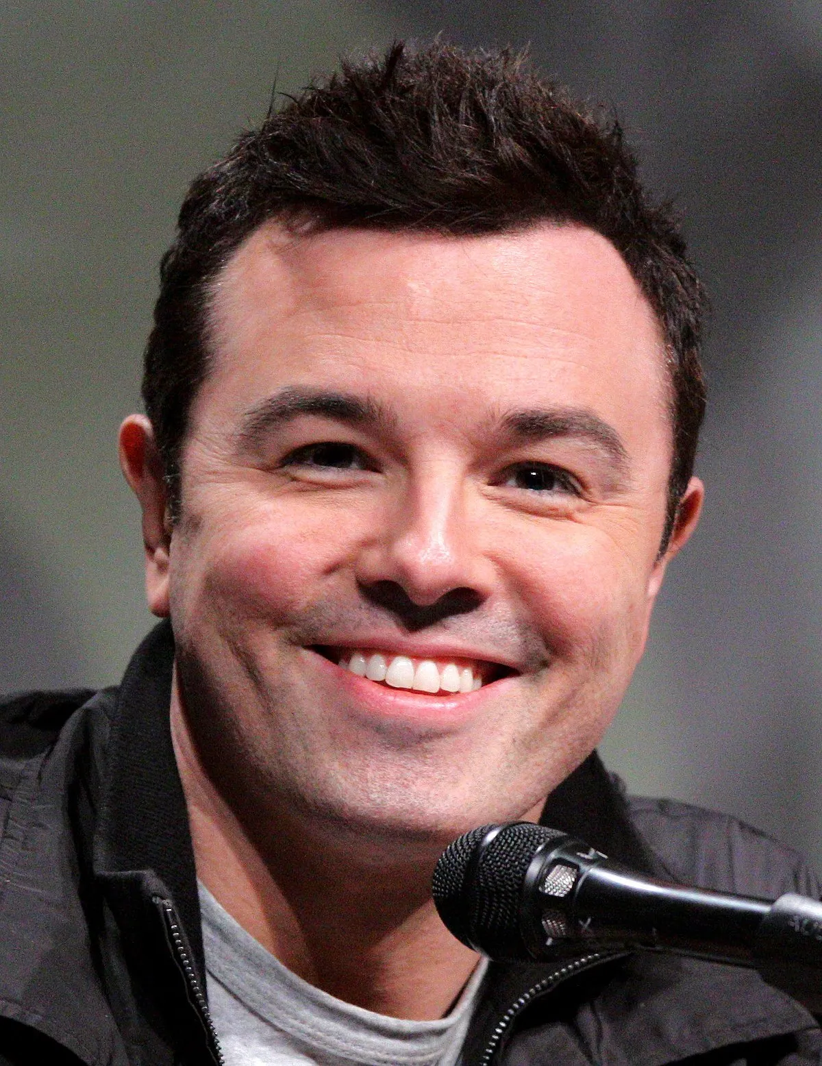 1200px-Seth_MacFarlane_2012_cropped_and_retouched